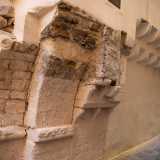 Riusciamo a distinguere i resti ben evidenti di due basamenti con archi centinati sovrapposti di diversa epoca. Gli stessi sono stati per� tagliati, probabilmente durante la demolizione dell�edificio prospicente, sul quale terminavano la loro arcata